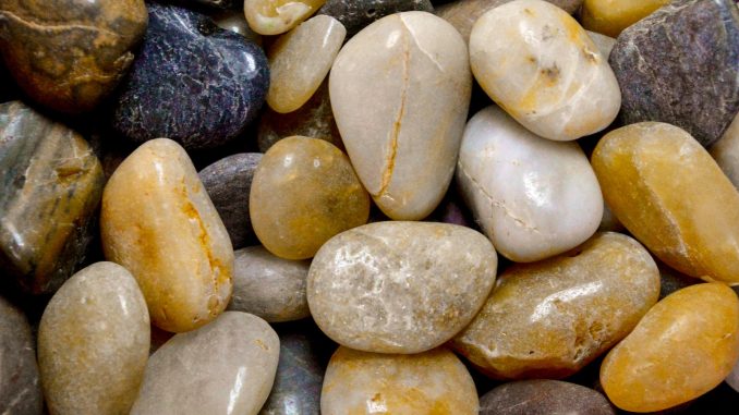 a close up of a bunch of rocks